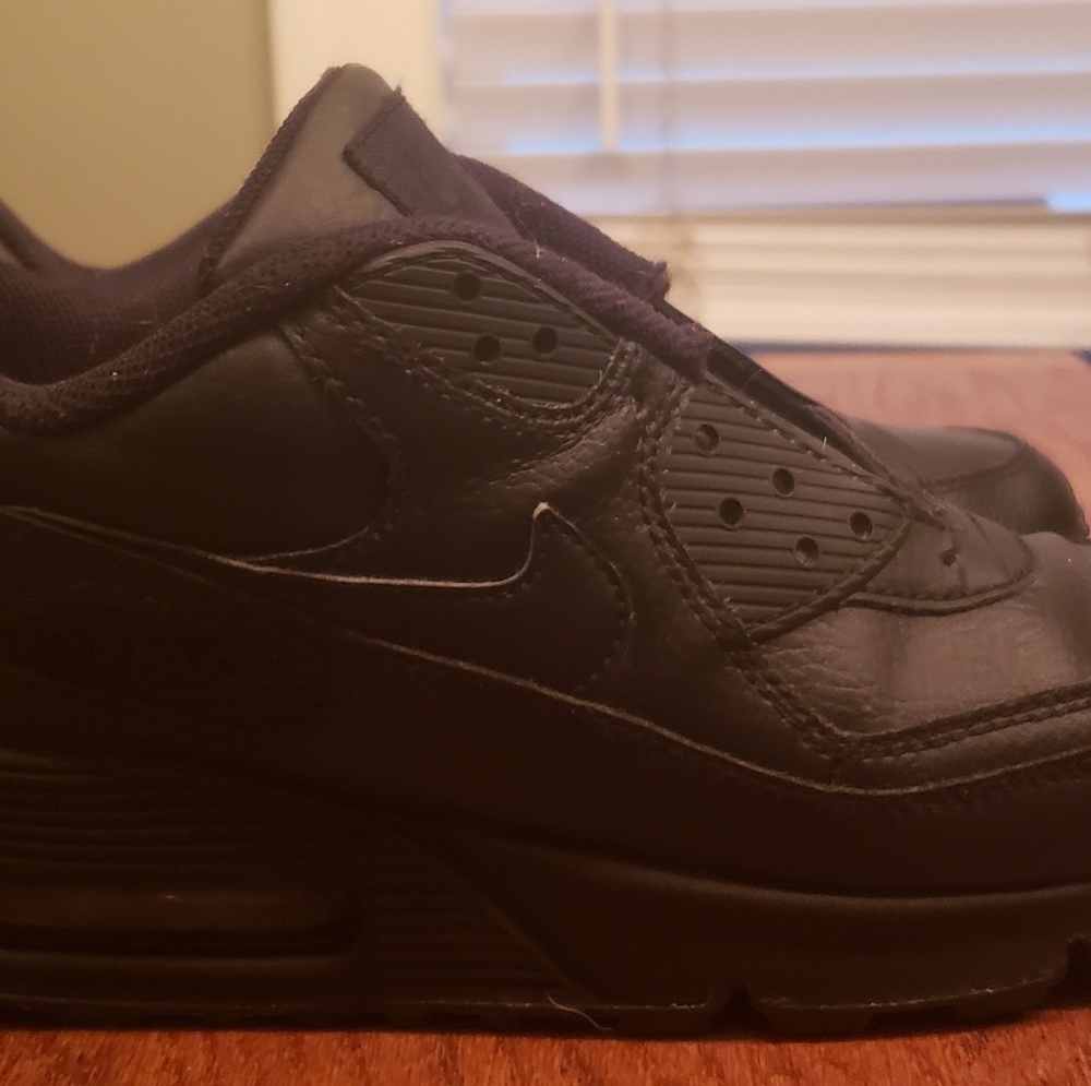 Air Max 90 GS 'Triple Black'

Size 7Y no laces